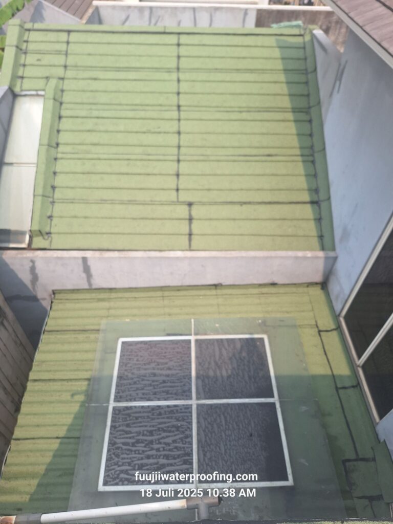 Pemasangan membran bakar sebagai solusi bocor atap