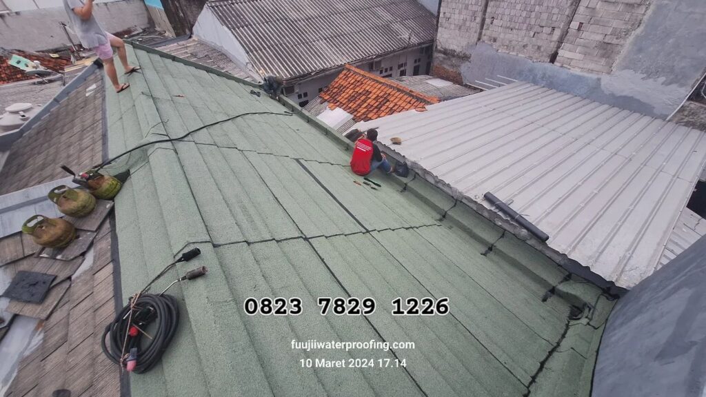 pemasangan membran di atap genteng