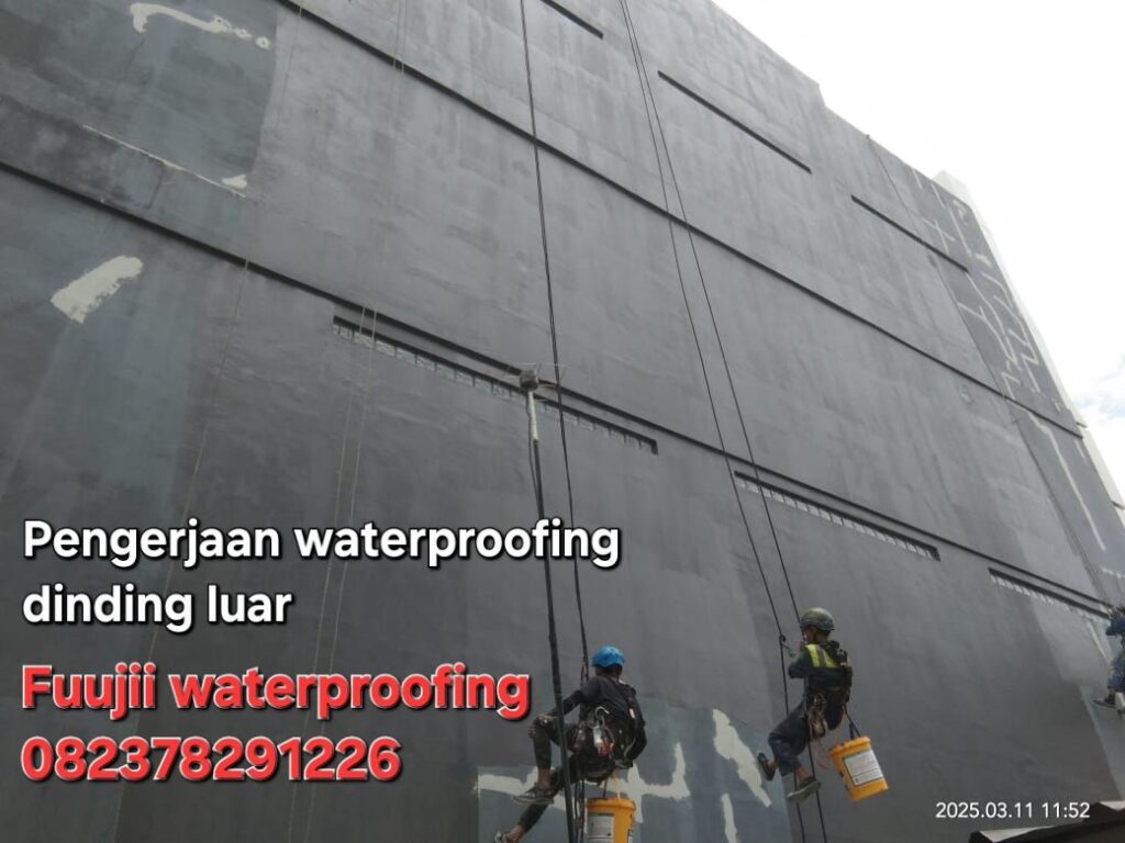 Tim Fuujii Waterproofing saat mengerjakan waterproofing dinding luar di Tanjung Priok